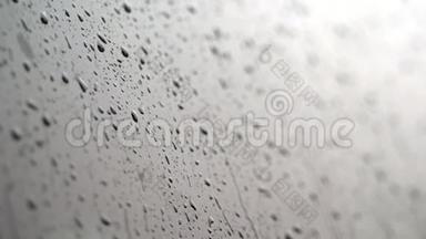 特写，<strong>车</strong>上的玻璃窗上滴下的雨<strong>滴滴</strong>下了许多溪流.. `下大雨，倾盆大雨